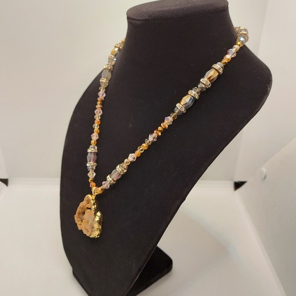 Glass bead necklace with natural geode pendant - Picture 2 of 8